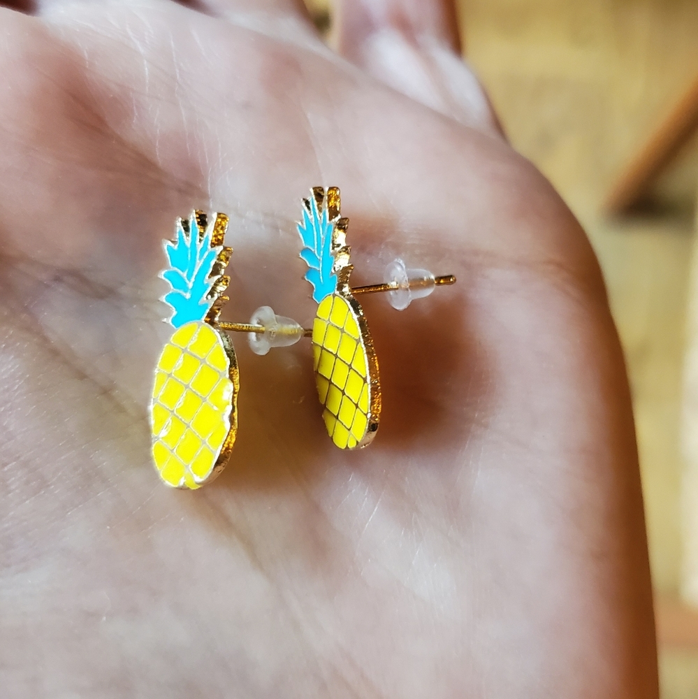 NWOT Gold Pineapple Stud Earrings - Picture 6 of 6